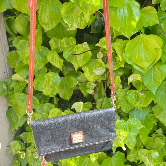 Dooney & Bourke Black Pebbled Leather Zipper Clutch Crossbody Bag Red Interior - Picture 2 of 16